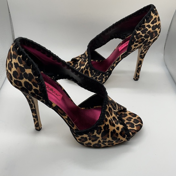 Betsey Johnson Leopard print heels - Picture 4 of 11